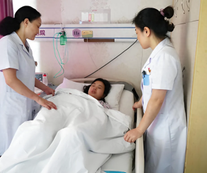 Cô gái bị viêm dạ dày ruột cấp tính, nhập viện 3 ngày vì uống 1 cốc cà phê đá