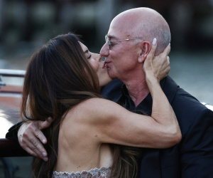 Vừa cưới vợ, tỷ phú Jeff Bezos đã "bỏ túi" 5,4 tỷ USD: Màn ăn mừng có một không hai