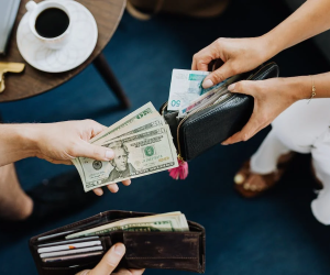 Khi bị hỏi vay tiền, người thường nói “tôi không dư dả”, người EQ cao từ chối theo cách này khiến tình không sứt mẻ
