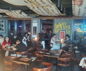 Giới trẻ Trung Quốc đi bar kết hợp xin quẻ cầu may: Đằng sau những gam màu tối của nền kinh tế lớn thứ 2 thế giới