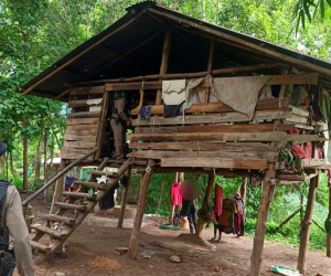 Chấn động: Bị mẹ bỏ rơi, bé trai 8 tuổi sống cùng đàn chó, còn không biết nói chuyện như người