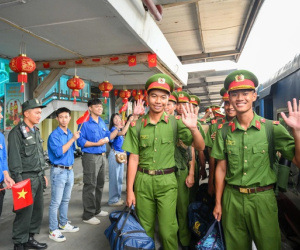 Cảnh đặc biệt tại ga Hà Nội: Người dân nồng nhiệt chào đón 556 cán bộ, chiến sĩ miền Nam chuẩn bị thực hiện nhiệm vụ A80