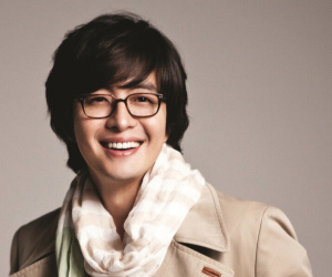 Nhan sắc gây sốc của Bae Yong Joon sau 10 năm ở ẩn, 'ông hoàng Hallyu' làm sao thế này?
