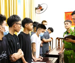 Tụ tập lạng lách, đánh võng rồi quay clip đăng Facebook để "câu like"