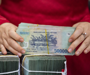 Ông lão 71 tuổi đến ngân hàng rút 7 tỷ đồng, nhân viên ngân hàng lập tức thấy chuyện bất thường