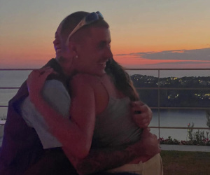 Hoang mang tột độ: Justin Bieber tung ảnh thân mật bên 1 người phụ nữ lạ không phải bà xã Hailey?
