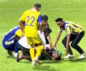 Sốc: Cầu thủ Malaysia qua đời vì đột quỵ ngay trên sân