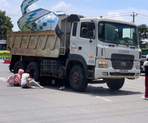 Cô gái tử vong dưới bánh xe tải, nam thanh niên gục khóc tại hiện trường