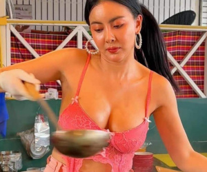 Cô chủ nhà hàng xinh đẹp gây tranh cãi vì ăn mặc gợi cảm để thu hút thực khách