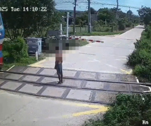 Camera ghi lại khoảnh khắc người đàn ông “đứng im khi tàu hỏa lao tới”