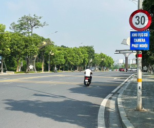 Tài xế ngỡ ngàng khi đường rộng 35m bị giới hạn 30km/h, gắn camera phạt nguội
