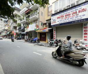 Video hàng loạt phòng khám tư nhân xung quanh BV Phụ sản Trung ương ở Hà Nội bất ngờ đóng cửa: Chuyện gì đây?