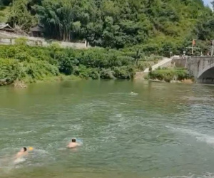 Người đàn ông nhảy xuống sông cứu cô gái đuối nước, cả 2 đều tử vong