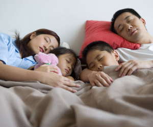 Đứa trẻ ngủ với mẹ và ngủ với bố lớn lên có tính cách khác hẳn nhau, cho con ngủ cùng ai là tốt nhất?
