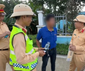 Tài xế uống rượu từ tối, sáng hôm sau vẫn chở 45 khách đi du lịch