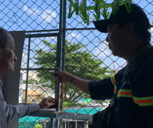 Sau vụ cháy khiến 8 người tử vong ở TPHCM: Cảnh sát đến tận chung cư vận động gỡ lồng sắt, tháo ‘chuồng cọp’