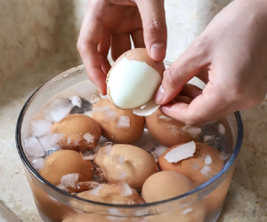 Luộc trứng nhớ cho thêm thứ này, vừa ngon lại tự róc vỏ "chuẩn" nhà hàng