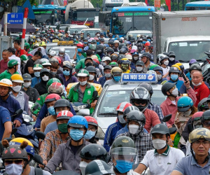 Cấm xe máy chạy xăng vào Vành đai 1: Người dân đi bằng gì?