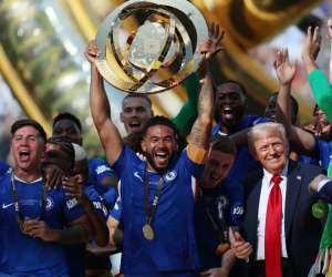 Ông Trump chiếm sân khấu trong lễ trao cúp FIFA Club World Cup cho Chelsea
