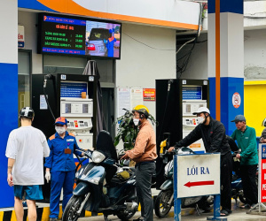 Lo đóng cửa cây xăng khi Hà Nội cấm xe máy trong vành đai 1