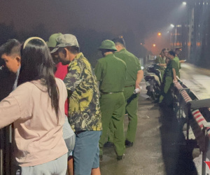 Cô gái trẻ để lại xe máy giữa cầu, nghi vấn nhảy sông mất tích