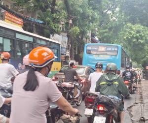Người dân sống trong Vành đai 1 Hà Nội nói gì về cấm xe máy chạy xăng?