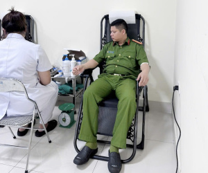 Sản phụ đối diện lằn ranh sinh tử, trung tá cảnh sát hành động khẩn cấp