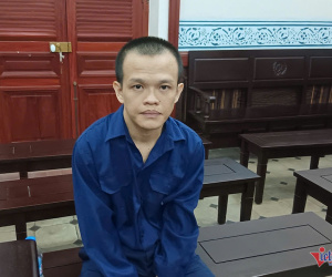 Bị đạp vào đầu xe, tài xế tông thẳng ô tô vào vị khách Hàn Quốc