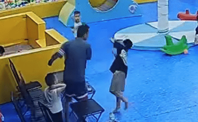 B&eacute; trai 8 tuổi ở H&agrave; Nội bị người lớn t&aacute;t &ugrave; tai trong khu vui chơi