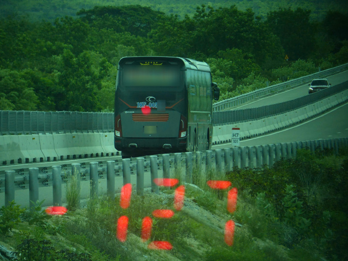 Xe chở 23 khách ‘phóng như bay’ gần 130 km/h trên cao tốc
