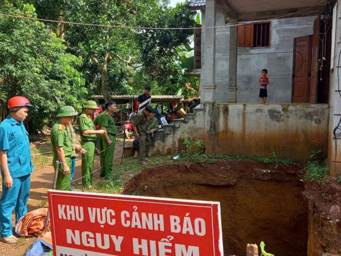 Gia đình 5 người ở Phú Thọ gặp cảnh đáng sợ trước cửa nhà