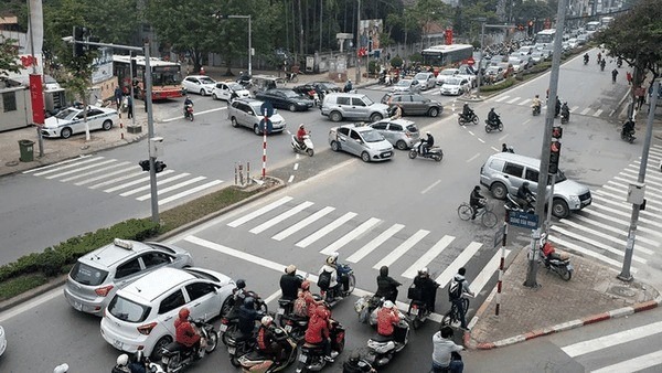Chú ý: Từ nay, xe máy dừng đèn đỏ vẫn bị phạt đến 14 triệu đồng nếu vi phạm lỗi nhiều người hay chủ quan này